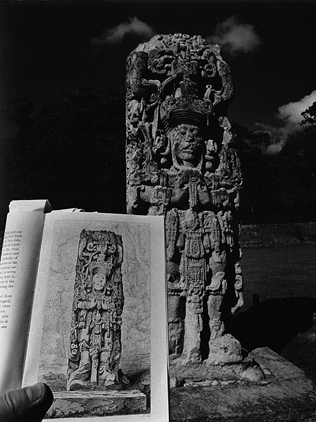 LEANDRO KATZ. Ante la estela B, Copn, 1989/2012. Fotografa B/N. Impresin digital. 50,8 x 40,5 cm.