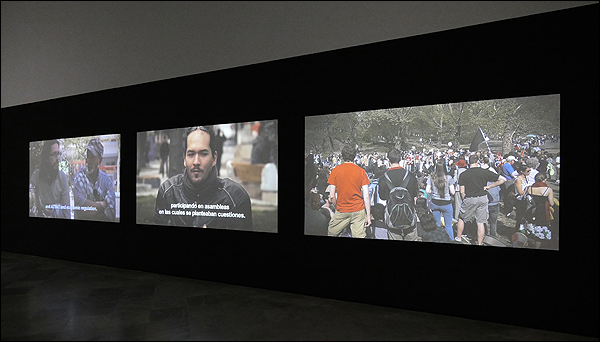 OLIVER RESSLER. Take the Square. 2012. Videoinstalacin de tres canales