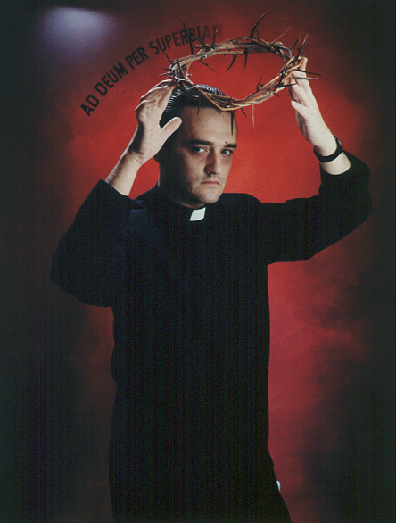 RAFAEL AGREDANO. Ad Deum per superbiam, 1992. Serie Retratos del artista como un poquito jesuita. N Edicin 2/2. 80 x 61 cm. (sin marco), 103,5 x 83,8 x 2 cm (con marco). Fotografa en color. Cibachrome