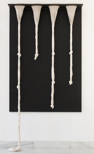 PEPE ESPALI�. Four provisional suicides, 1989. T�cnica mixta. Hierro y algod�n. 269 x 101 x 30,5 cm