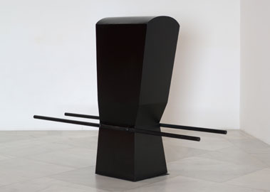 PEPE ESPALIÚ. Carrying VII, 1992. 149 x 51,5 x 140 cm. Hierro pintado