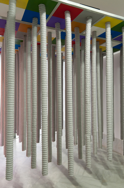 LUGAN. Bosque de mensajes, 2001. 300 x 323 x 560 cm. Instalaci�n de tubos, amplificadores, altavoces, sintetizadores, largueros, columnas, tableros