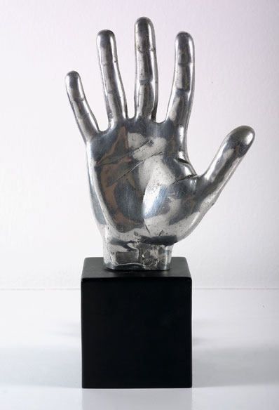 LUGAN. Mano térmica de artista, 1972. Nº Edicin 90/125. 31 x 16 x 9 cm. Escultura múltiple en aluminio, hierro y resistencias