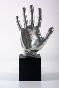 LUGAN. Mano térmica de artista, 1972. Nº Edicin 90/125. 31 x 16 x 9 cm. Escultura múltiple en aluminio, hierro y resistencias
