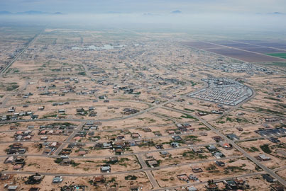 ALEX MACLEAN. Partially Filled Block of Housing Arizona City, 2005. Nº Edición 1/15. 75,7 x 101,5 cm. Fotografía en color