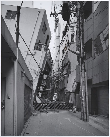 RYUJI MIYAMOTO. San-no-miya, Kobe, After the Earthquake (San-no-miya, Kobe, despus del terremoto, 1995. Serie After the Earthquake. Ed.n 1/10. 100 x 80 cm. Copia sobre papel baritado a la gelatina de plata (2002)