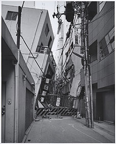 RYUJI MIYAMOTO. San-no-miya, Kobe, After the Earthquake (San-no-miya, Kobe, despus del terremoto, 1995. Serie After the Earthquake. Ed.n 1/10. 100 x 80 cm. Copia sobre papel baritado a la gelatina de plata (2002)