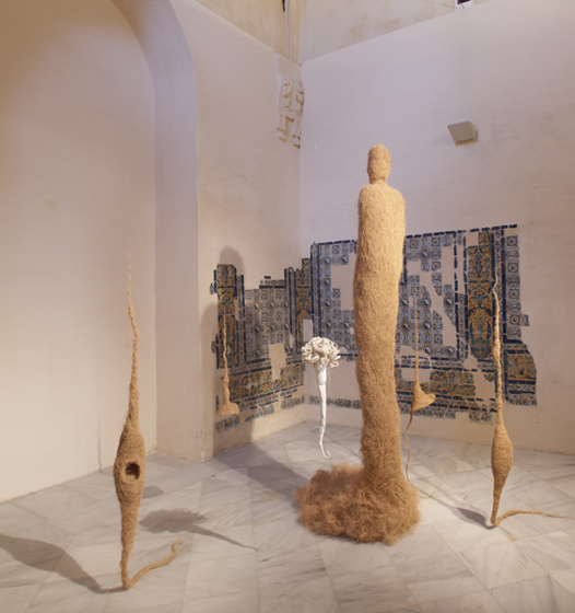 PEPA RUBIO. El jardín de la novia, 1996. 267 x 195 x 170 cm. Fibra vegetal, escayola y alfileres