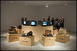 ZHOU XIAOHU: "La multitud de transeúntes", 2003-04. 10 Esculturas de cerámica, 10 animaciones DVD (vista de la sala). Fotografía: Guillermo Mendo