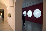 TANG MAOHONG: "Dedo de orquídea", 2004. Video instalación - 3 canales, animación DVD. Fotografía: Guillermo Mendo