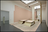 STEPHEN PRINA: "La segunda frase de todo lo que leo eres tú: el Queen Mary", 2006. Vista de la instalación en la Staaliche Kunsthalle Baden-Baden, Alemania